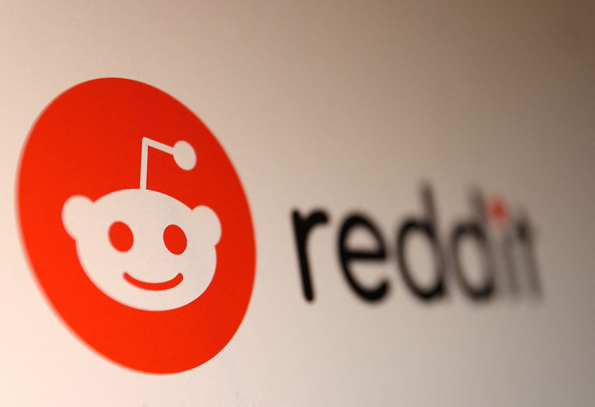 The Airdrop: Reddit Releases New NFTs, Crypto Twitter Leaves Threads on Read