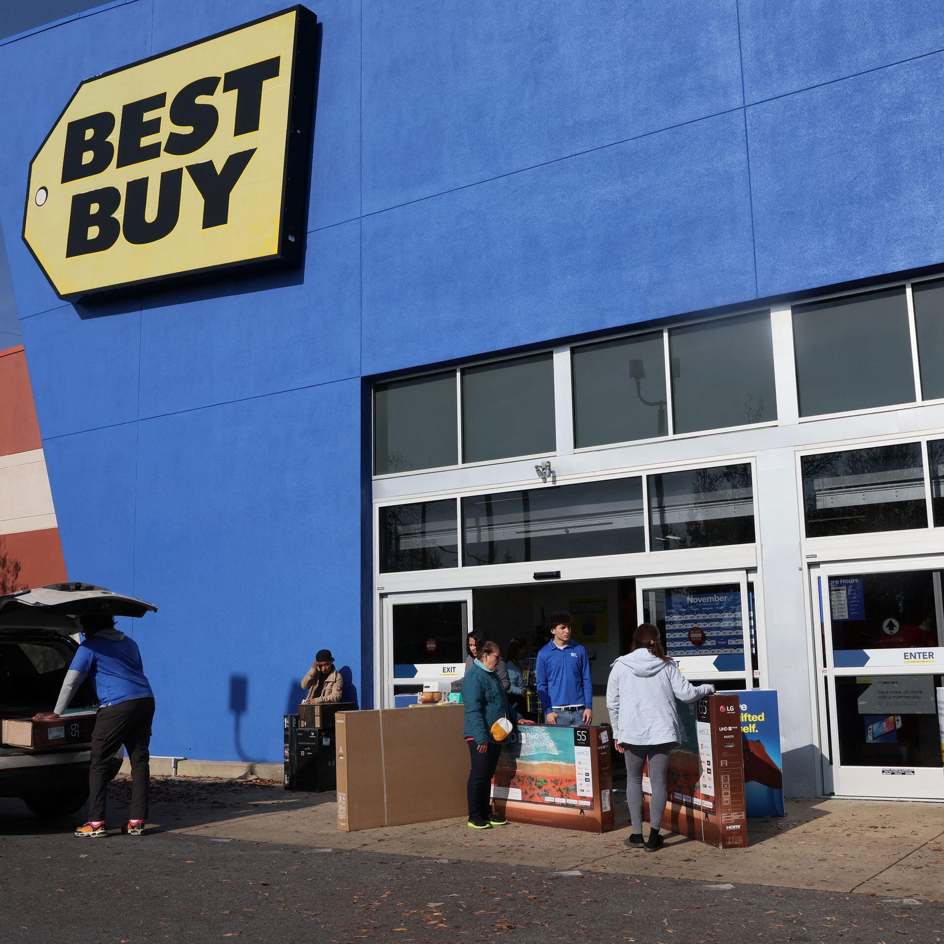 Best Buy thrives in holiday quarter on discounts, paid memberships | Reuters