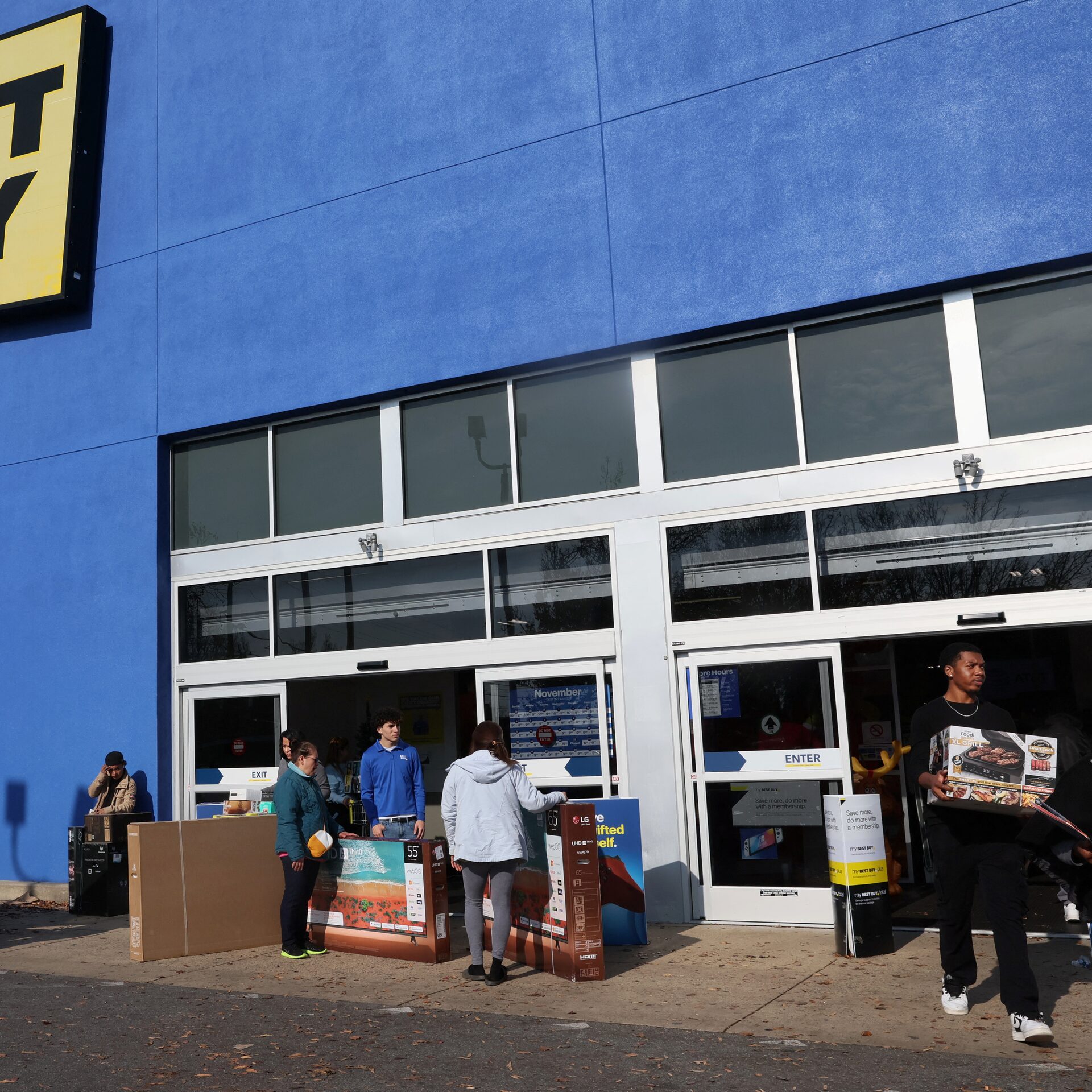 Best Buy thrives in holiday quarter on discounts, paid memberships | Reuters