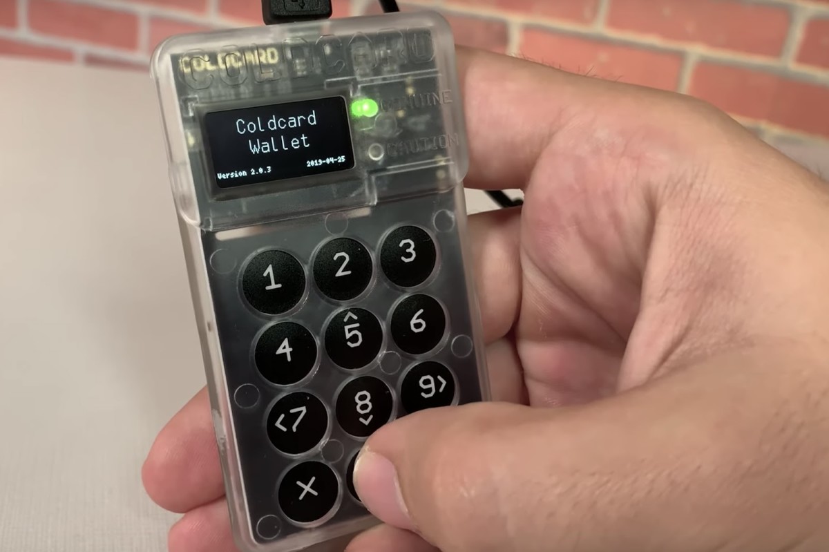 8 BEST Crypto Hardware Wallet ()