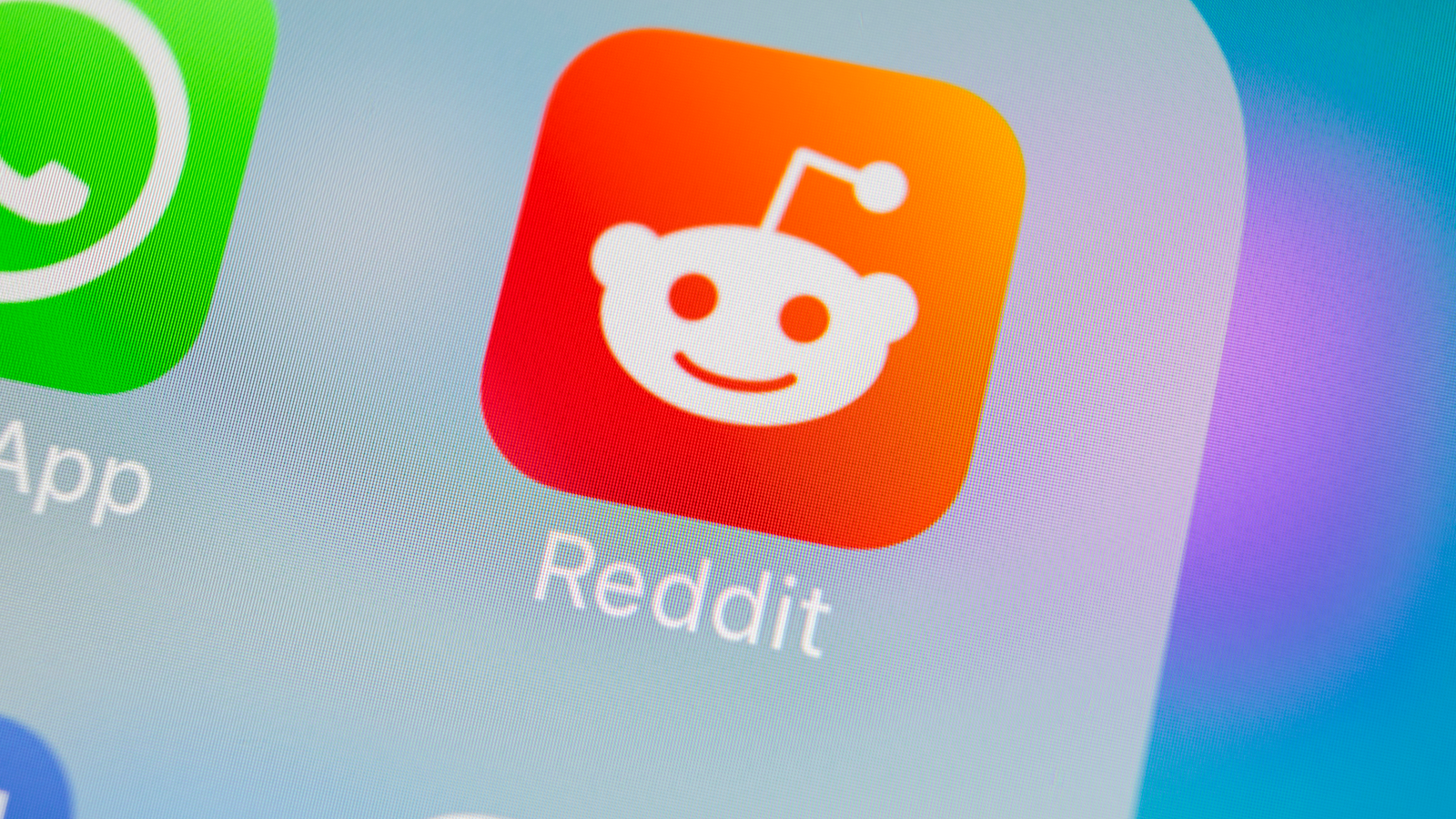 Reddit's Cryptocurrency MOON Plummets by 90%, Community Furious