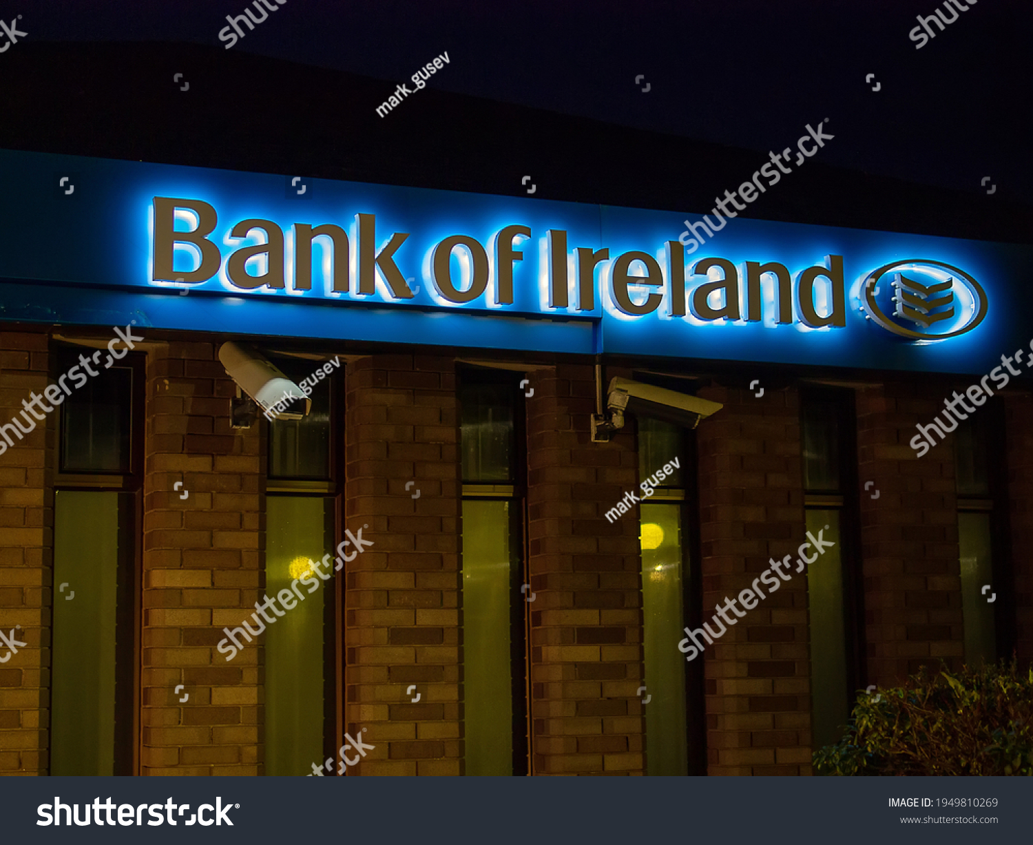 People rush to ATMs after windfall from Bank of Ireland app glitch | Reuters