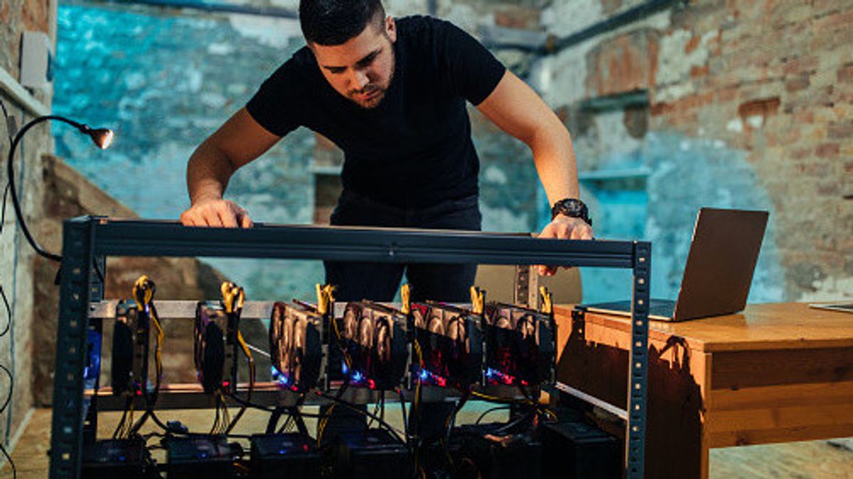 How To Mine Cryptocurrency: Beginner's Guide To Crypto Mining