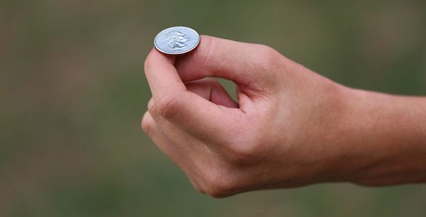 FLIP A COIN | English meaning - Cambridge Dictionary