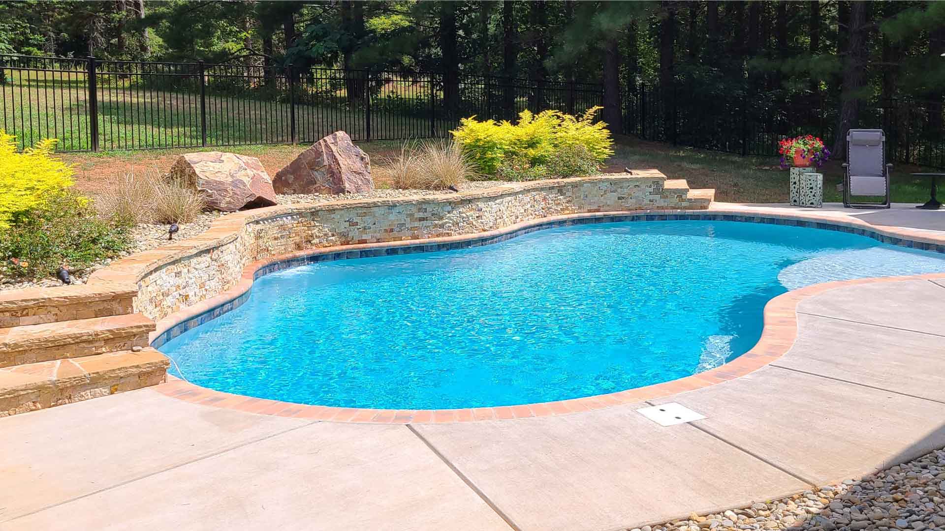 What is a raised bond beam? | CPC Pools